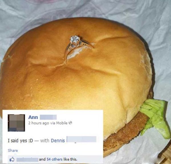 Парень сделал предложение девушке с помощью гамбургера. Фото