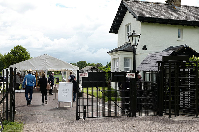 Новый дом Меган Маркл и принца Гарри превратили в туристическую локацию. ФОТО