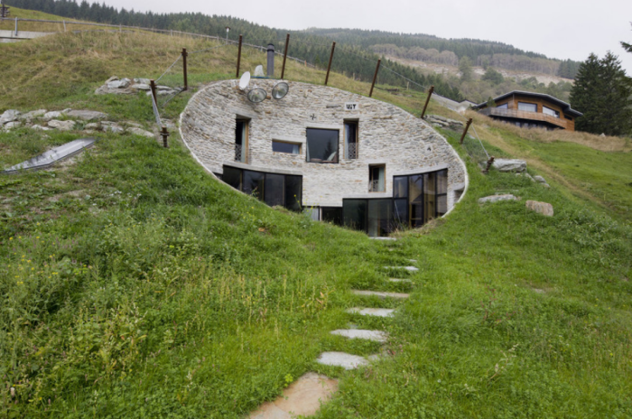 Странный дом-нора на склоне холма в курортном районе Швейцарских Альп (деревня Вальс). | Фото: fotos.habitissimo.com.br.
