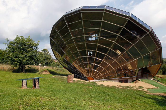 Невероятной формы Heliodome расположен в живописном месте недалеко от Страсбурга (Франция).  | Фото: blog.eero.com.