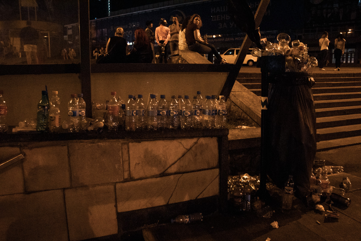 Батарея пустых бутылок при выходе из станции метро "Дворец Спорта"