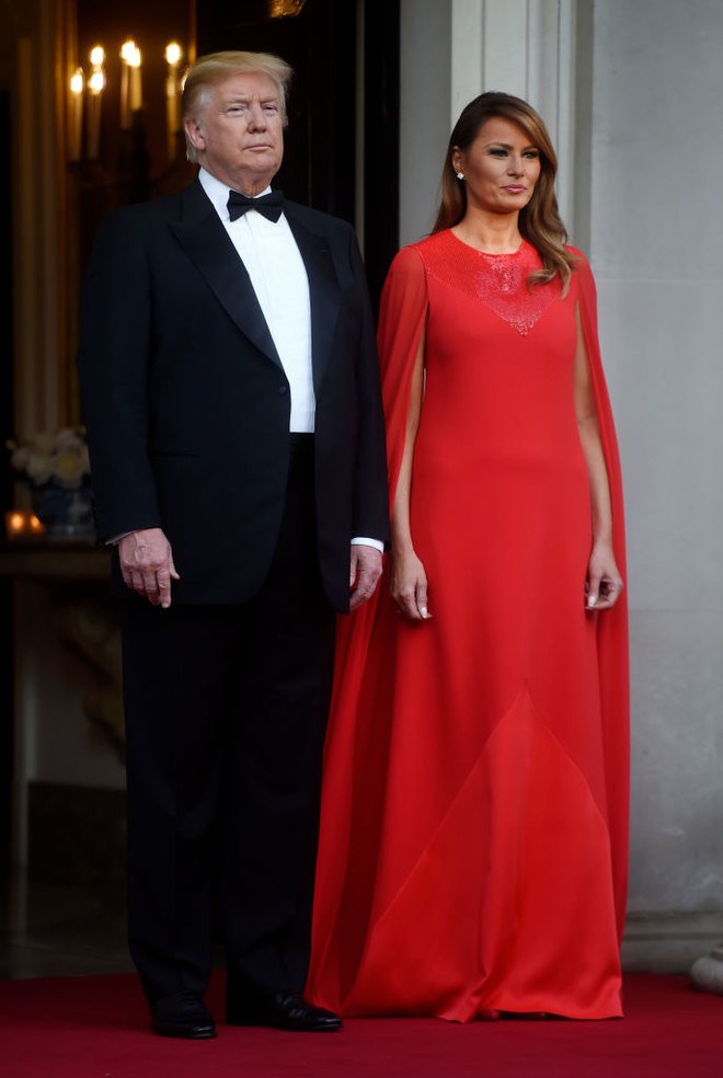 Мелания Трамп появилась на публике в «кровавом» платье. ФОТО