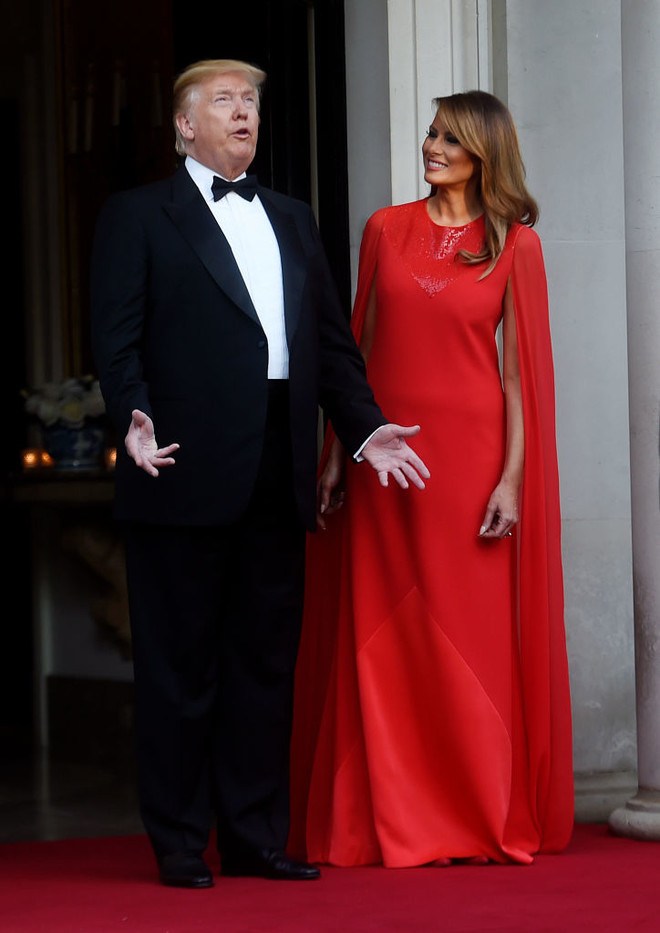 Мелания Трамп появилась на публике в «кровавом» платье. ФОТО