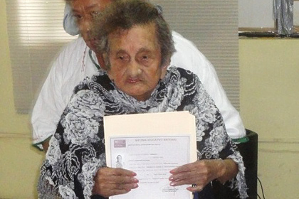 100-летняя мексиканка закончила начальную школу 