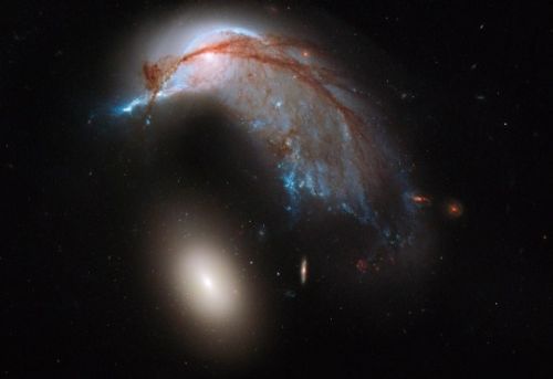 Столкновение двух галактик образовали «космический пингвин»