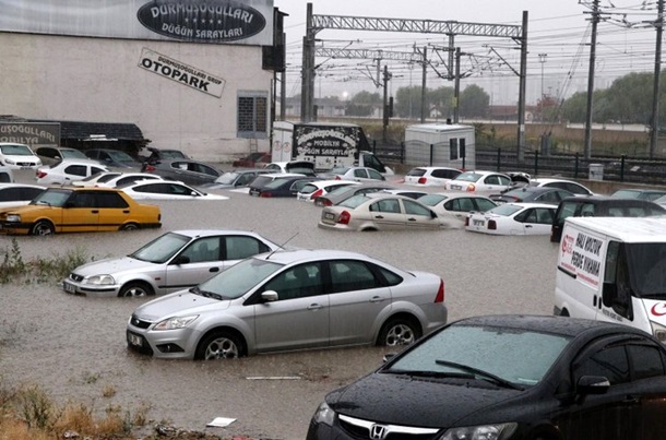 Из-за сильных дождей в Турции затопило столицу, есть погибшие. ФОТО