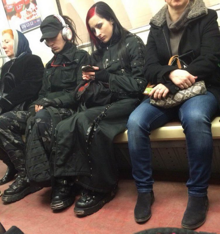 Этим «модникам» в метро нет дела до окружающих. ФОТО