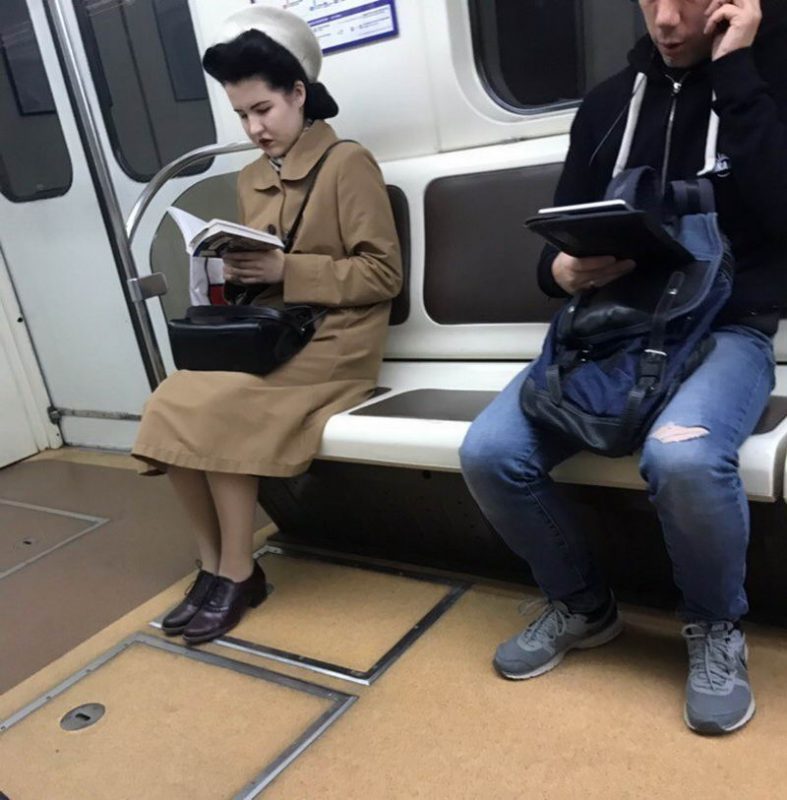 Этим «модникам» в метро нет дела до окружающих. ФОТО