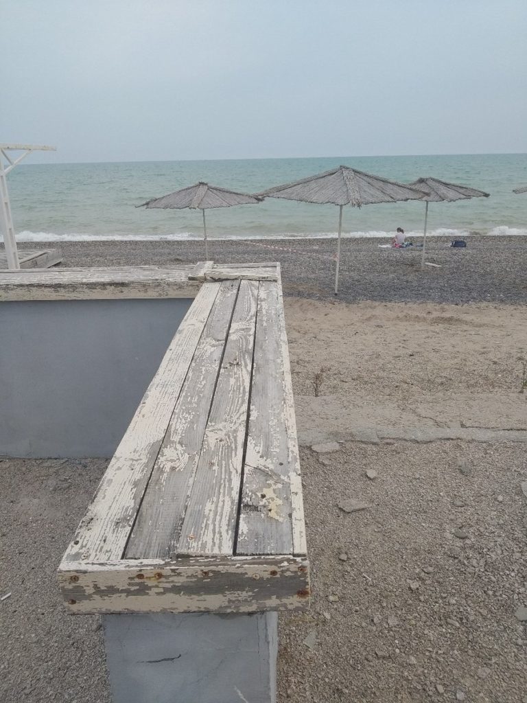 Очередной «несезон» в Крыму: заброшенные и пустые пляжи. ФОТО
