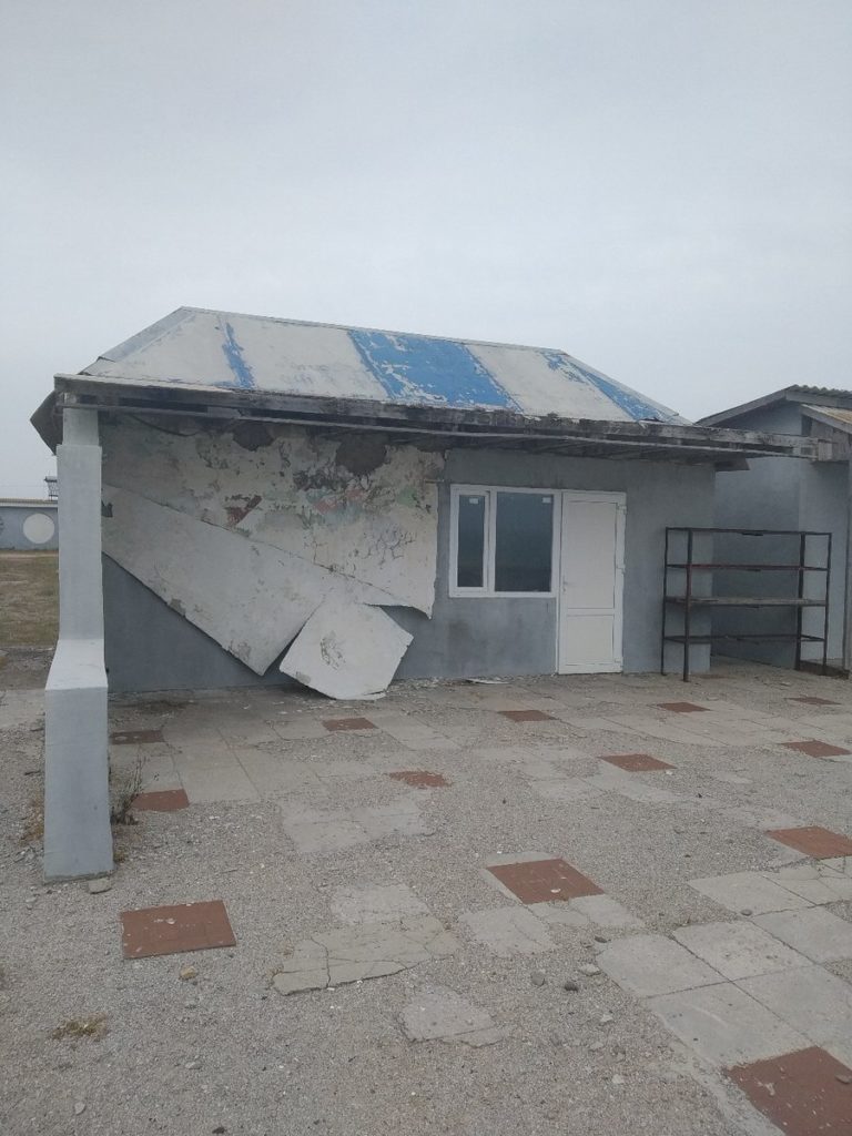 Очередной «несезон» в Крыму: заброшенные и пустые пляжи. ФОТО