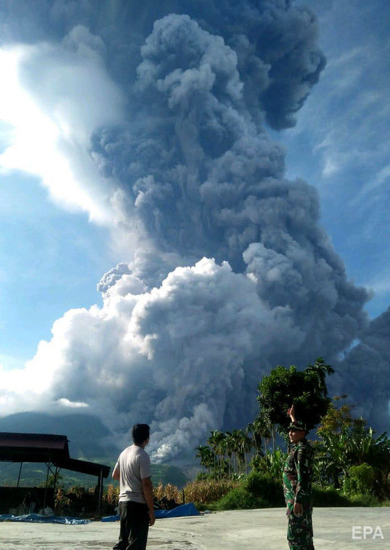В Индонезии вулкан выбросил столб пепла высотой 7 км. ФОТО