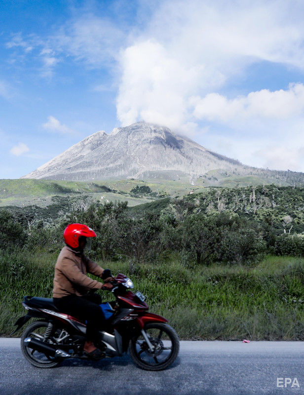 В Индонезии вулкан выбросил столб пепла высотой 7 км. ФОТО