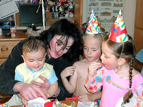 Майкл Джексон домогался детей и заплатил 35 млн их родителям за молчание