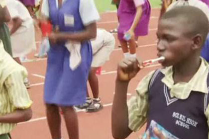 Африканские дети установили рекорд по синхронной чистке зубов 