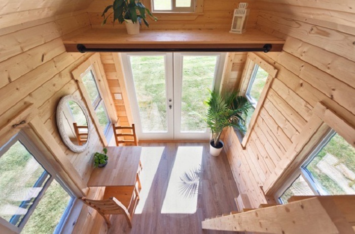 Установка большого количества окон и наличие высоких потолков сделали интерьер ярким, веселым и воздушным («Poco Pink», Канада). | Фото: tinyhousetalk.com.