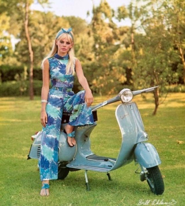 Красивые девушки в рекламе скутера 60-х годов. Фото
