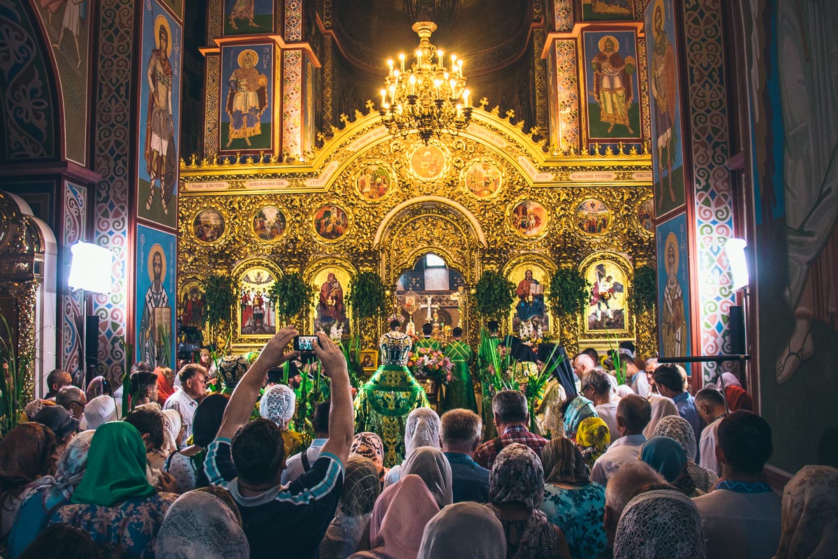 На Троицу принято украшать храмы и дома ветками деревьев, травой и цветами