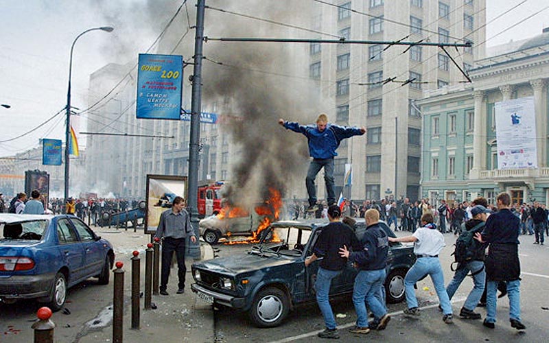Из истории Москвы: 17 лет назад футбольные фанаты разгромили Манежную площадь. ФОТО
