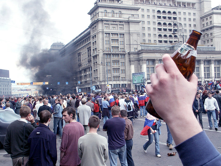 Из истории Москвы: 17 лет назад футбольные фанаты разгромили Манежную площадь
