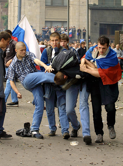 Из истории Москвы: 17 лет назад футбольные фанаты разгромили Манежную площадь
