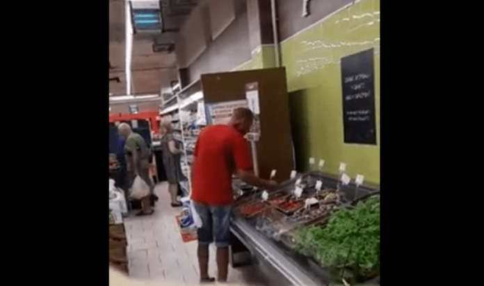 Сеть насмешил «дегустатор» в украинском супермаркете. ВИДЕО