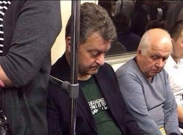 Сеть насмешила фотка «Порошенко» в метро Киева. ФОТО