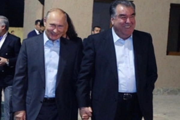 В Сети высмеяли странные объятия Путина с мужчинами