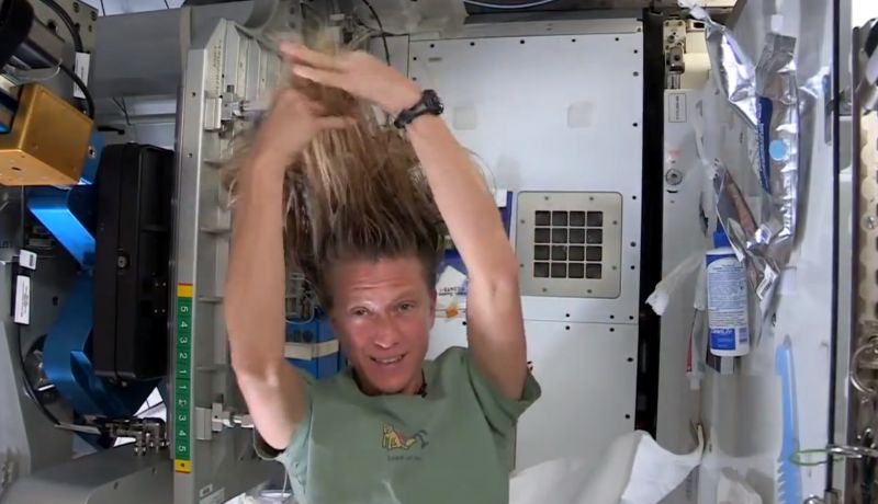 Американка помыла голову в космосе