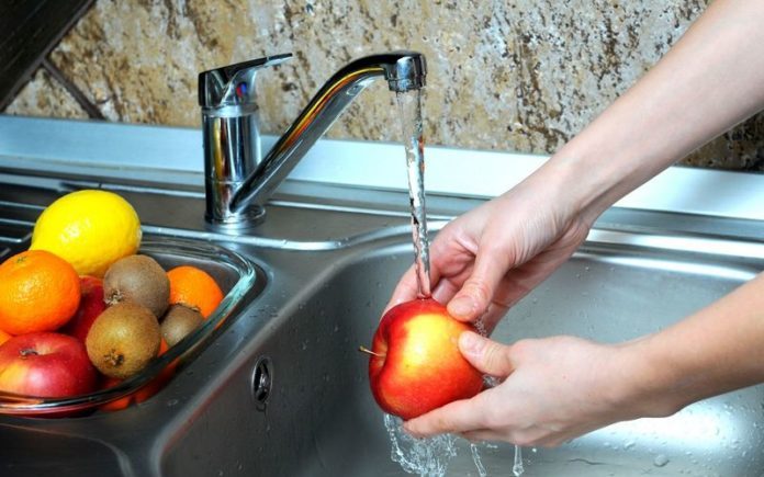 Комаровский рассказал о вреде мытья фруктов