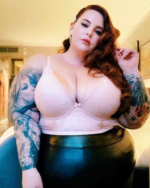 Модель plus size показала глубокое декольте. ФОТО