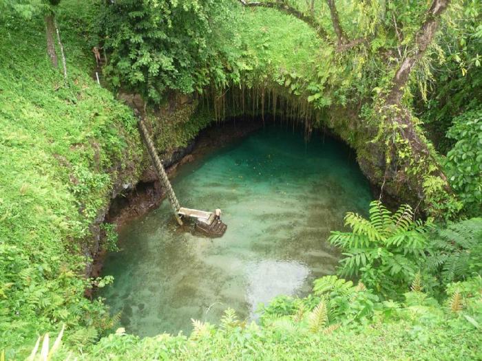 Великолепное озеро To Sua Ocean Trench