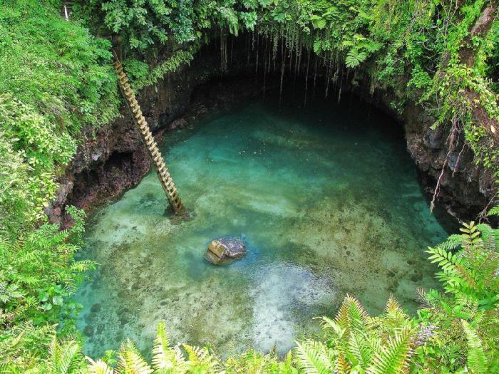 Великолепное озеро To Sua Ocean Trench