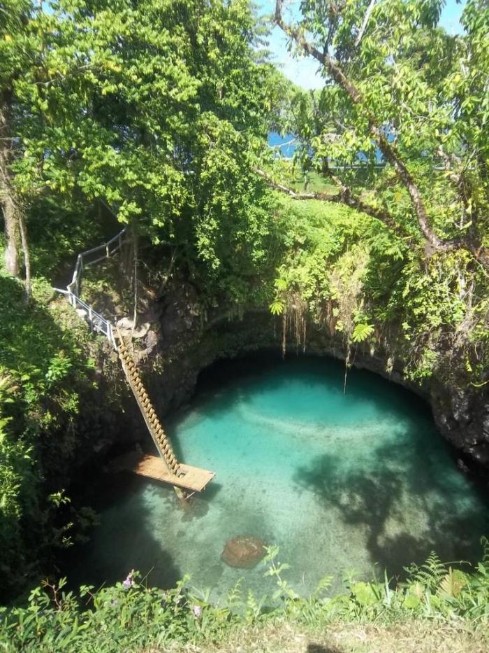 Великолепное озеро To Sua Ocean Trench