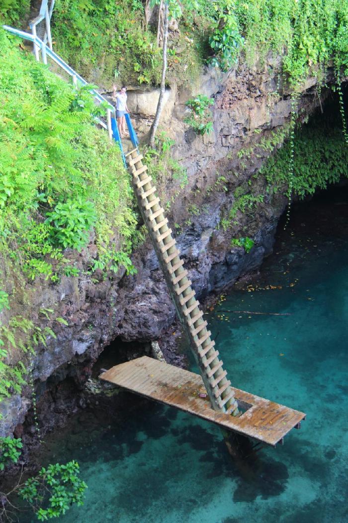 Великолепное озеро To Sua Ocean Trench