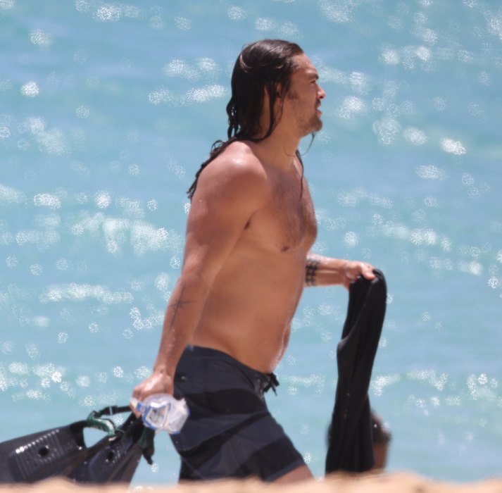 Звезда «Аквамена» показал спортивный торс на пляже. ФОТО