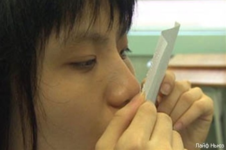 Слепая китайская студентка читает книги языком