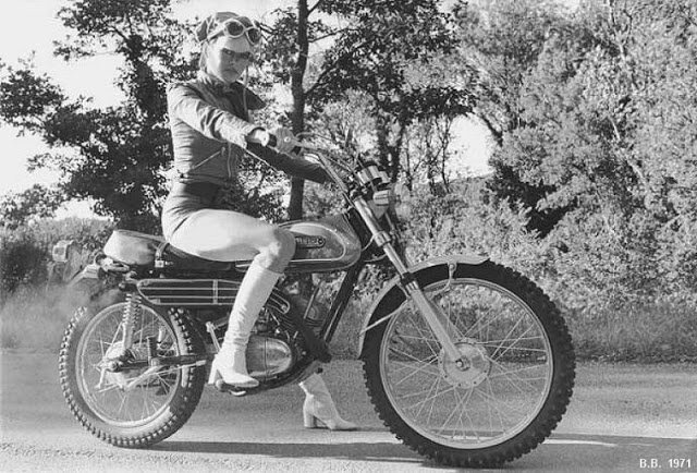 Ретро-снимки девушек на мотоциклах. Фото
