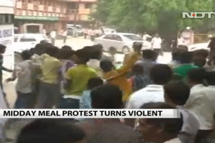 Индийские школьники избили учителей за некачественный обед 