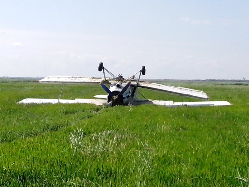 В Крыму в результате аварийной посадки перевернулся самолет