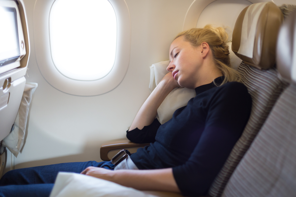 Женщина уснула во время рейса, а проснулась в темном и пустом самолете
