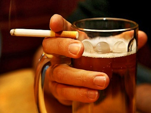 Учёные рассказали, почему курильщики пьют больше 