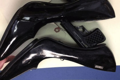 В нью-йоркском аэропорту у путешественницы отобрали туфли на каблуках-пистолетах 