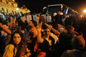 В Болгарии демонстранты взяли в осаду парламент
