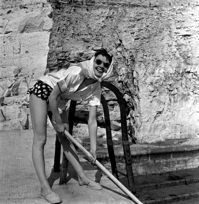 Одри Хепберн в перерыве между съемками в Сассексе, Англия, 1951 звезды, знаменитости, лето, пляж, прошлое, ретро, фотография
