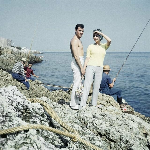 Тони Кертис и Кристина Кауфманн на скалистом берегу Канн, Франция, 1965 звезды, знаменитости, лето, пляж, прошлое, ретро, фотография