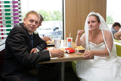 Британская пара устроила свадьбу в «Макдоналдсе»