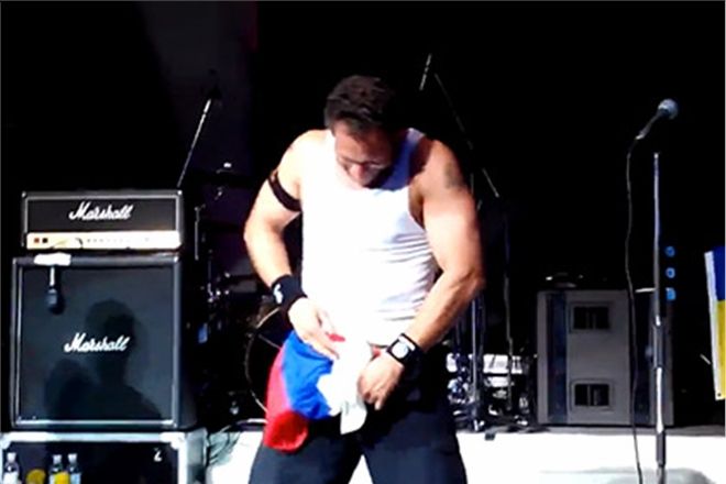 Басист Bloodhound Gang подтерся российским флагом на концерте