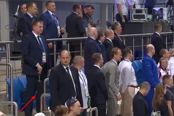 Владимира Путина высмеяли из-за зонтика на Европейских играх. ФОТО