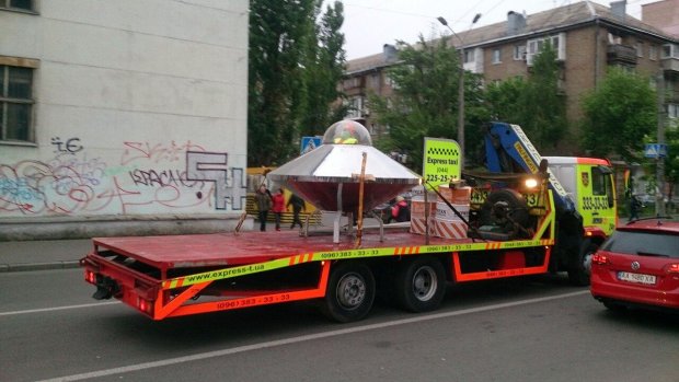 На дорогах украинской столицы был замечен эвакуатор с макетом НЛО. ФОТО