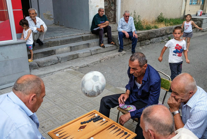 Не часто в нардах фигурирует мяч. | Фото: Reddit.